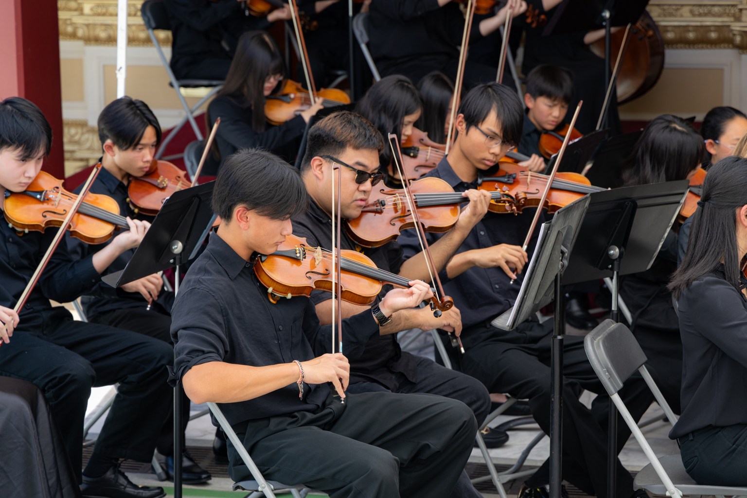 小提琴組專注表演曲目。